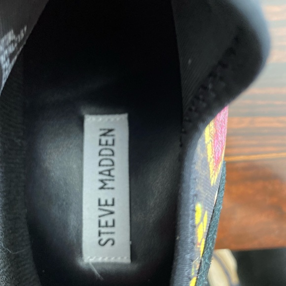 Size 7 Steve Madden sneakers - Picture 4 of 6
